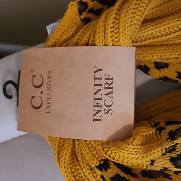 CC Exclusive infinity scarf - Picture 2 of 3